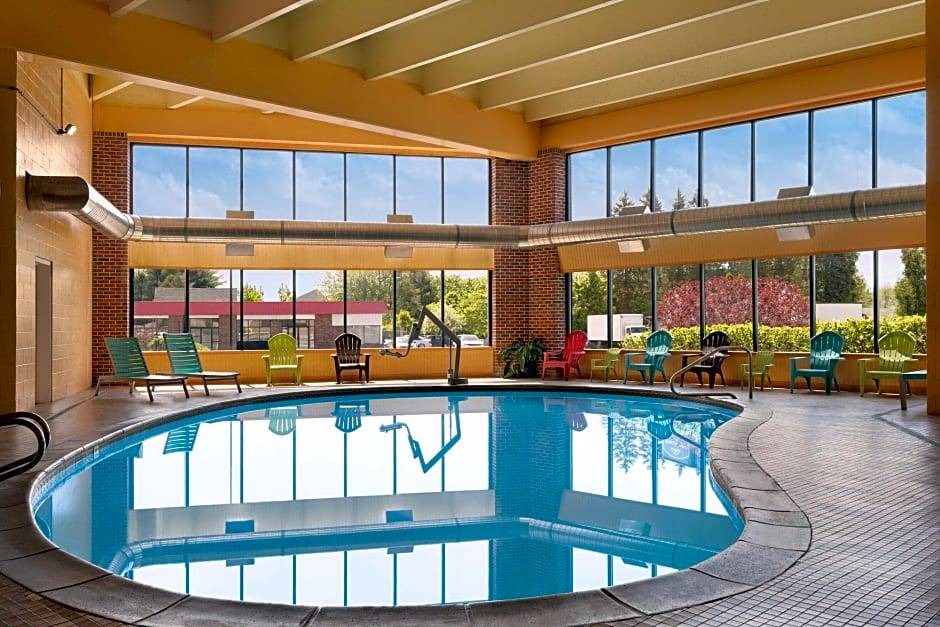 South Portland Hotel | Howard Johnson Hotel by Wyndham South Portland