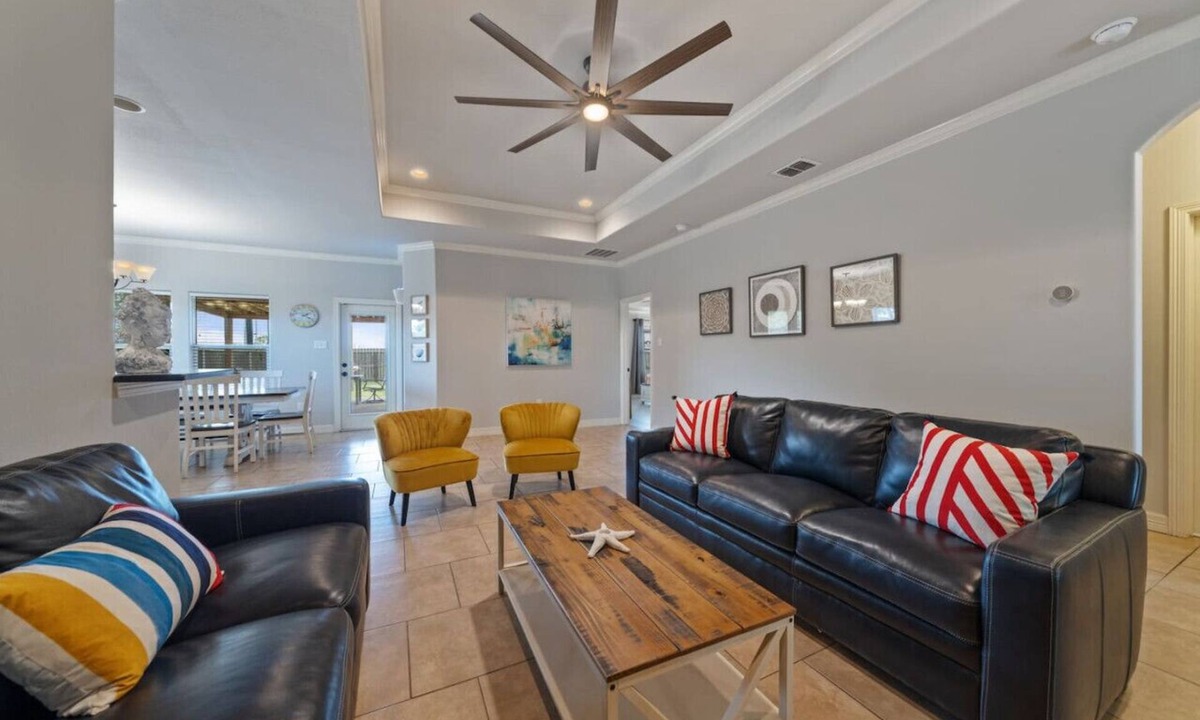 Flour Bluff House | Howdy Holiday: Date Palm Paradise