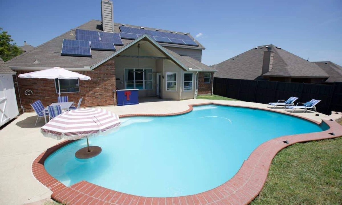 Royse City House | Huge 4BR w/Pool + Grill | Near Lakes and Harbor!