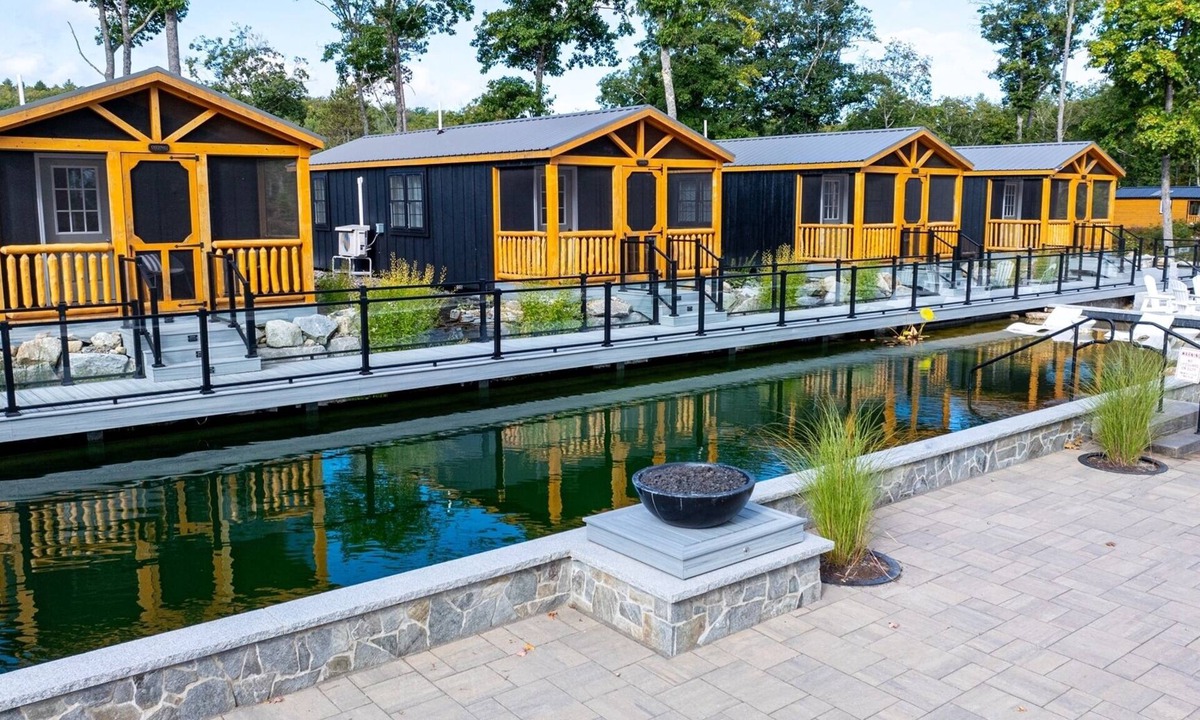 North Sebago Cabin | HUMMINGBIRD - RESORT WITH 12 PROPERTIES. NATURAL POND FOR SWIMMING