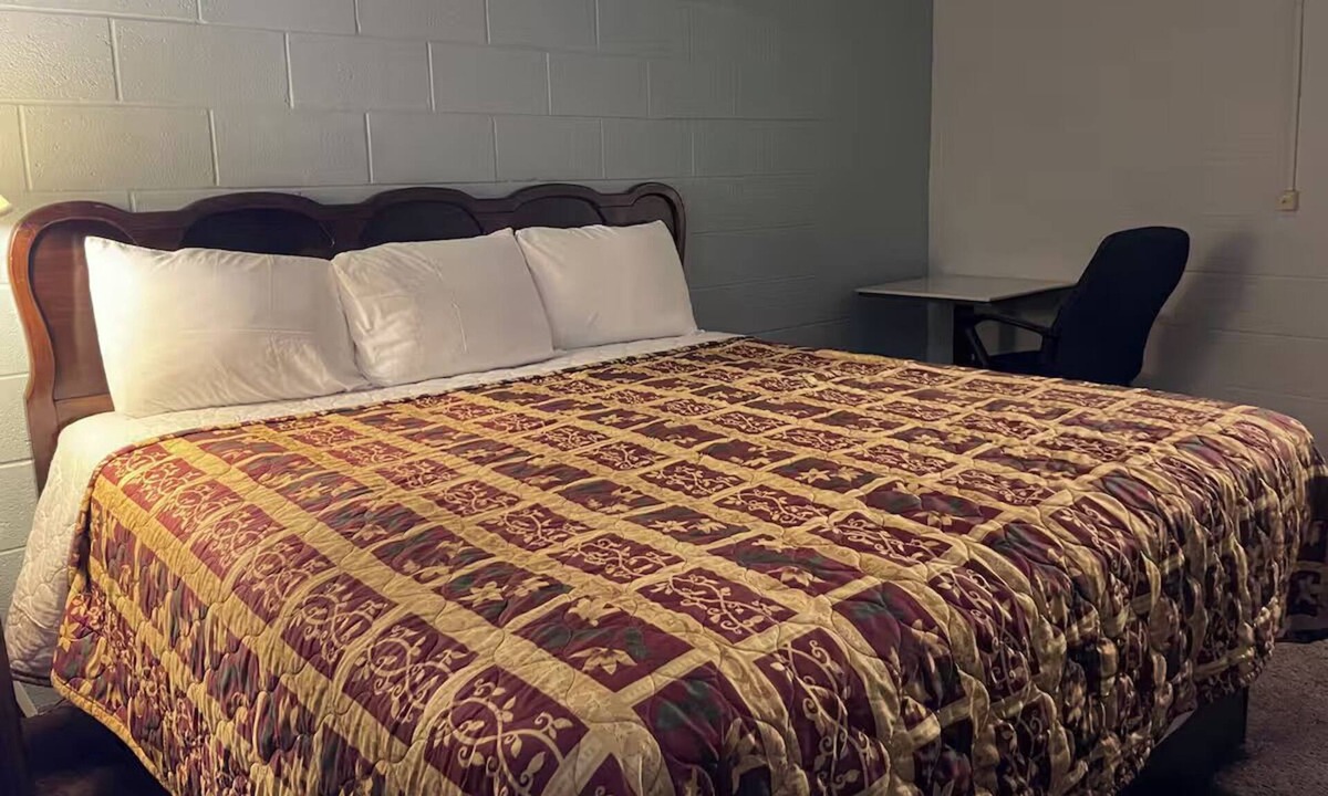 Bartlesville Hotel | Hwy 75 Family-Friendly Stop | Budget-Friendly Stay | Regal Theater Access