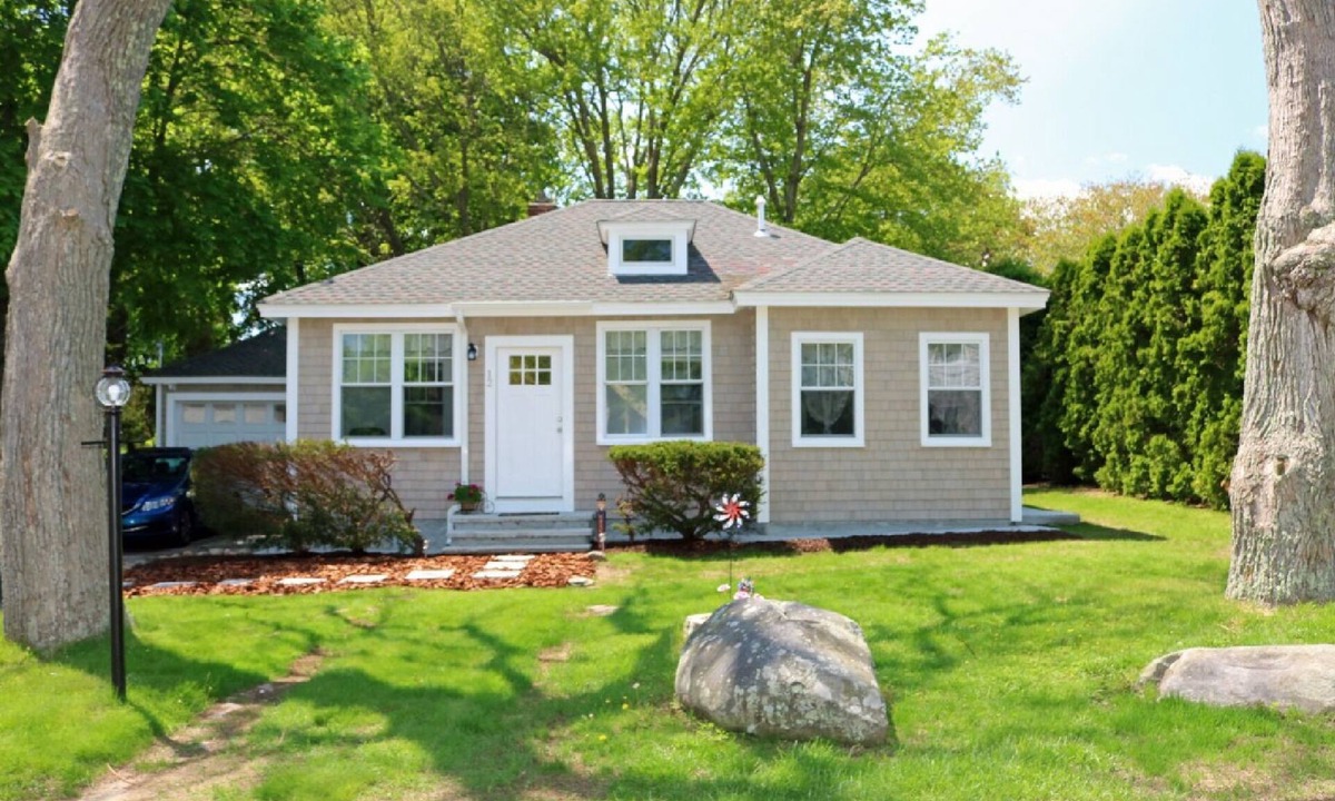 Bonnet Shores House | Immaculate, Updated and Adorable Home in Bonnet Shores