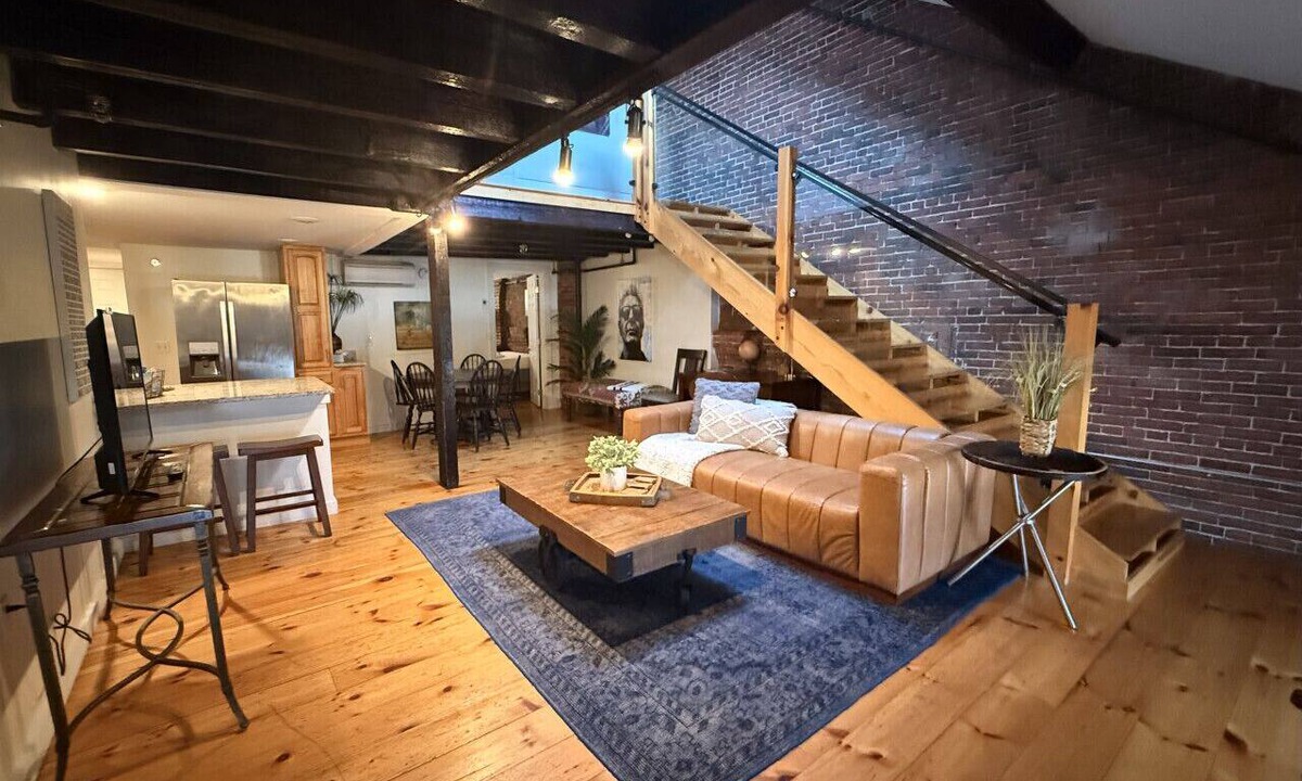 Old Port Apartment | Incredible Location! Heart of Old Port/Spacious Apartment