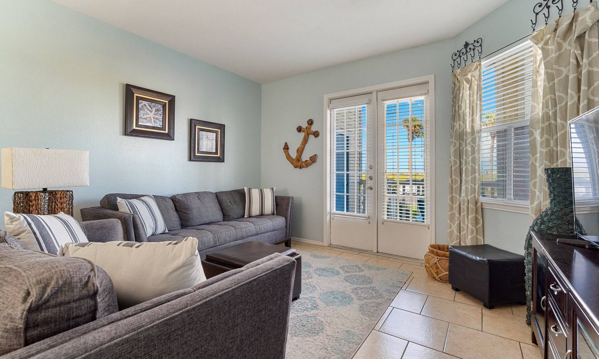 Corpus Christi Condo | Island Oasis! 1st floor! One block to the beach!