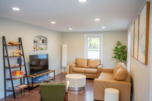 Western Gardens House | Jefferson & Grounds 3BR Steps from HWS and Hot Tub