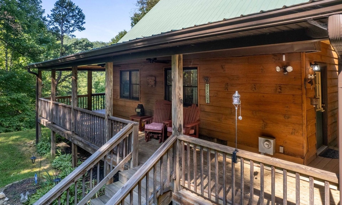 Bryson City Cabin | Jenny's Cabin-Hot Tub - WIFI - covered deck