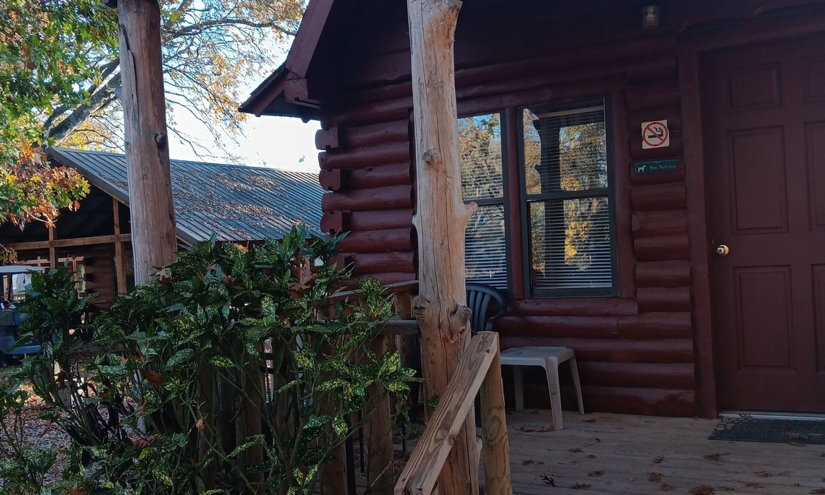 Carlisle Cabin | Just What You Were Looking For! Full Kitchen, Outdoor Pool, Free Parking
