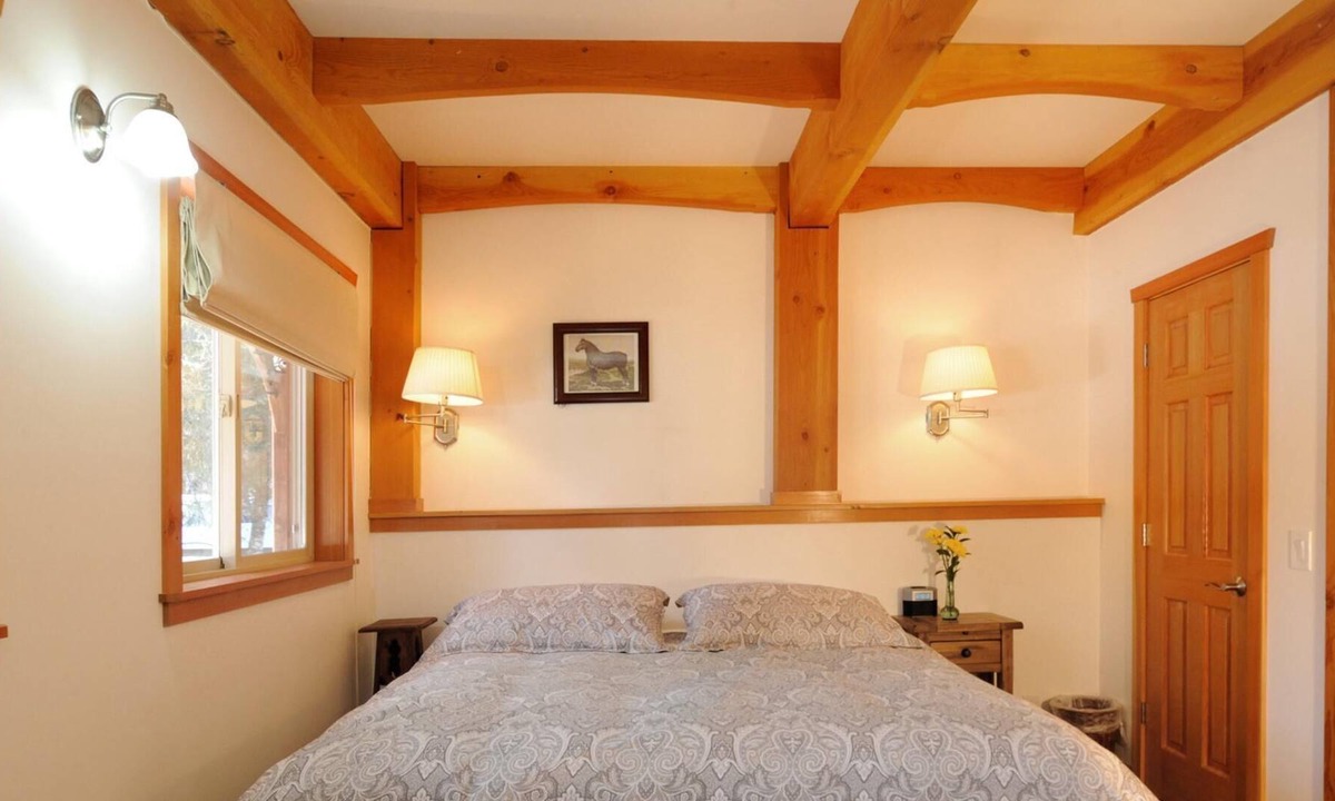 Alyeska Apartment | King bed-Ensuite Bath-Garden View-Coach Room