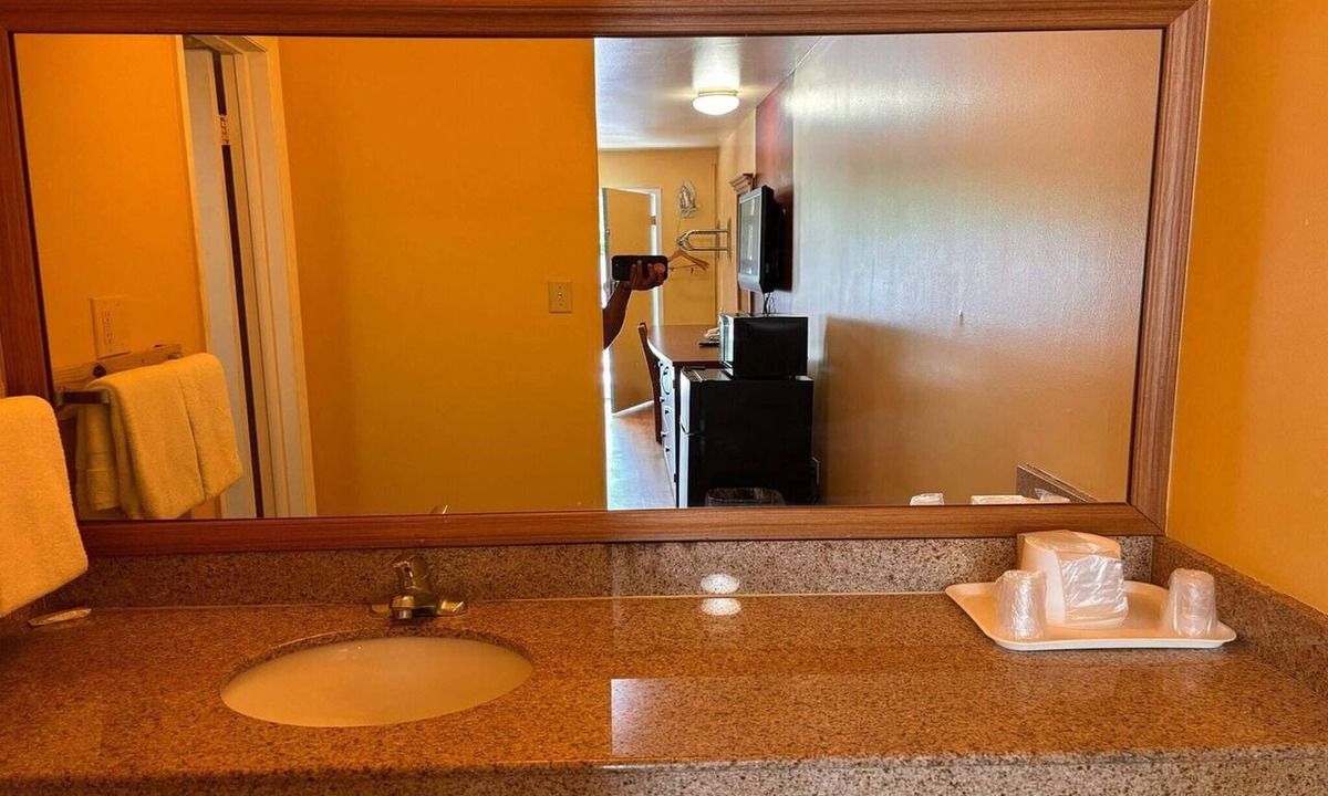 North Newport News Apartment | King Bed|Non-Smoking