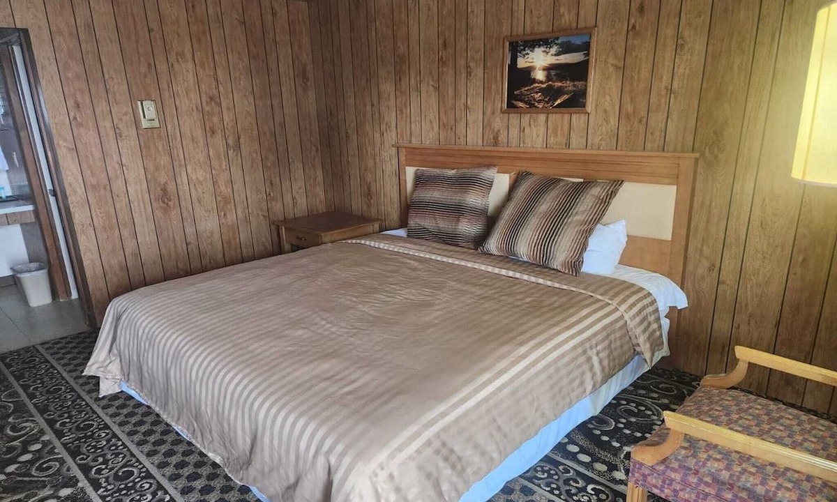 Quinter Apartment | King Bed|Non-Smoking