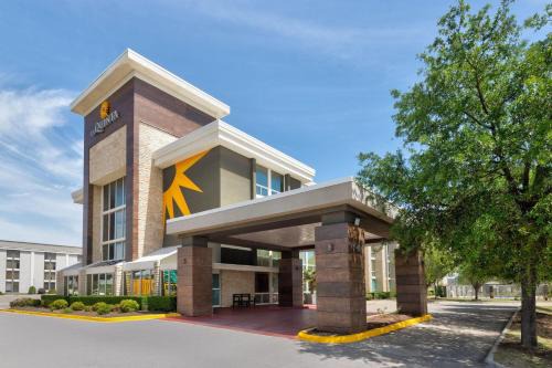 Northwest Dallas Hotel | La Quinta by Wyndham Dallas I-35 Walnut Hill Ln