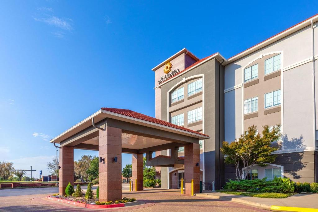Moore Hotel | La Quinta by Wyndham Oklahoma City - Moore