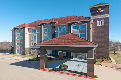 Paris Hotel | La Quinta Inn and Suites by Wyndham Paris