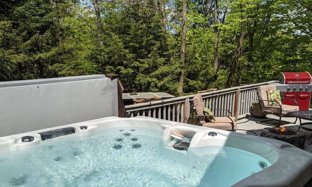 Eidelweiss Village Ski Chalet | Lake Access! Dog Friendly w/Hot Tub& Pellet Stove