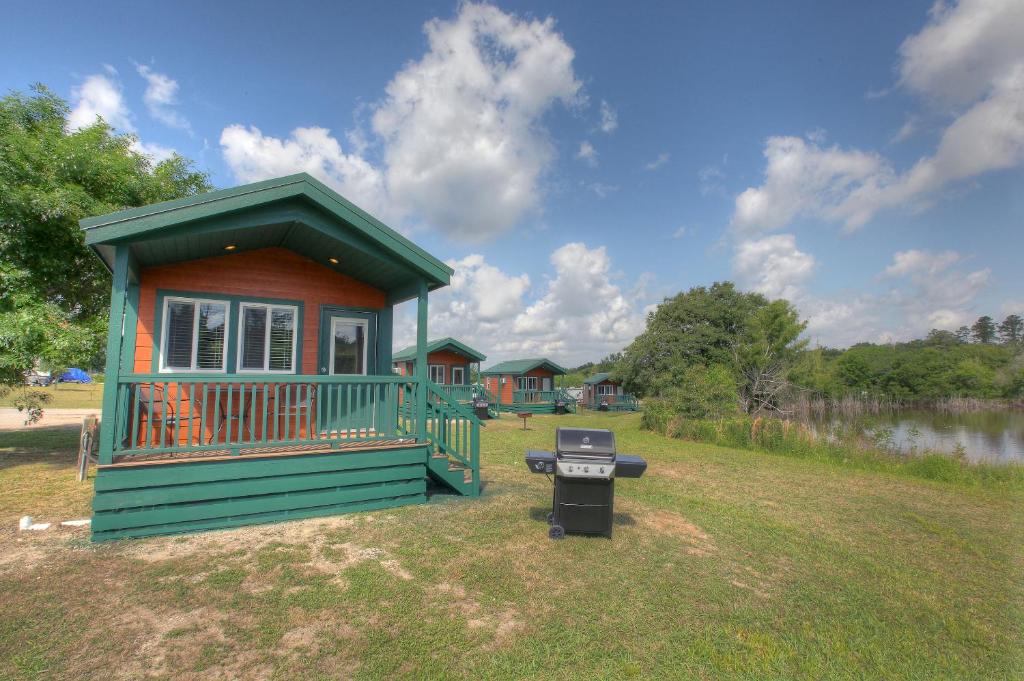 Willis Resort | Lake Conroe Queen Studio Cabin 5
