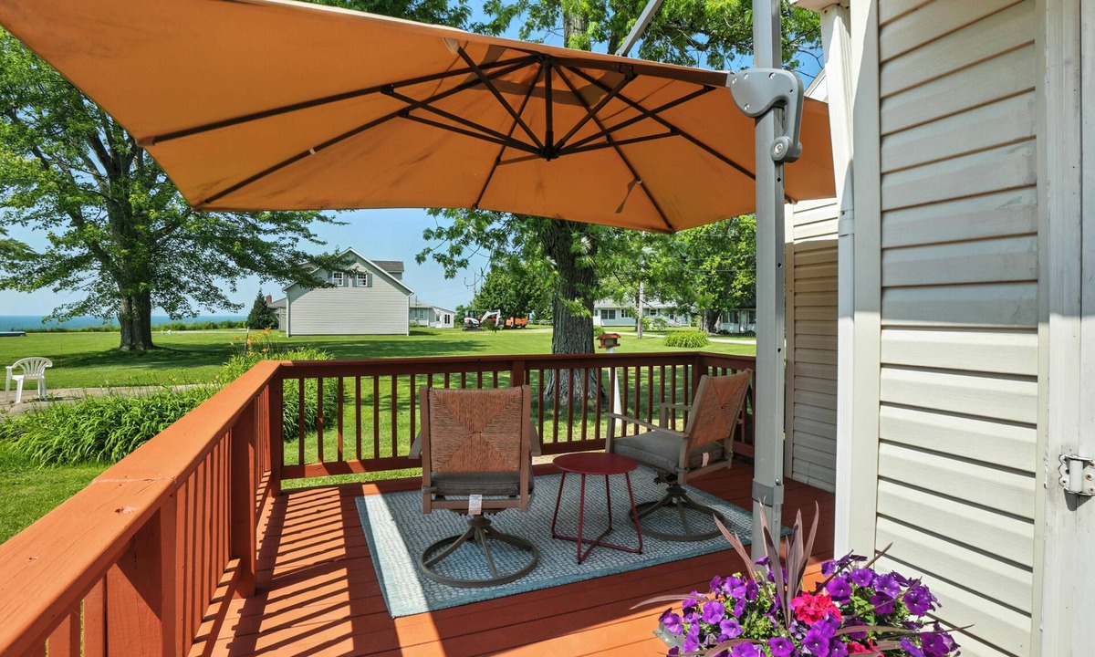 North Kingsville Cottage | Lake Erie View Cottage- Cozy Cottage with Lake Views - Conneaut Ohio