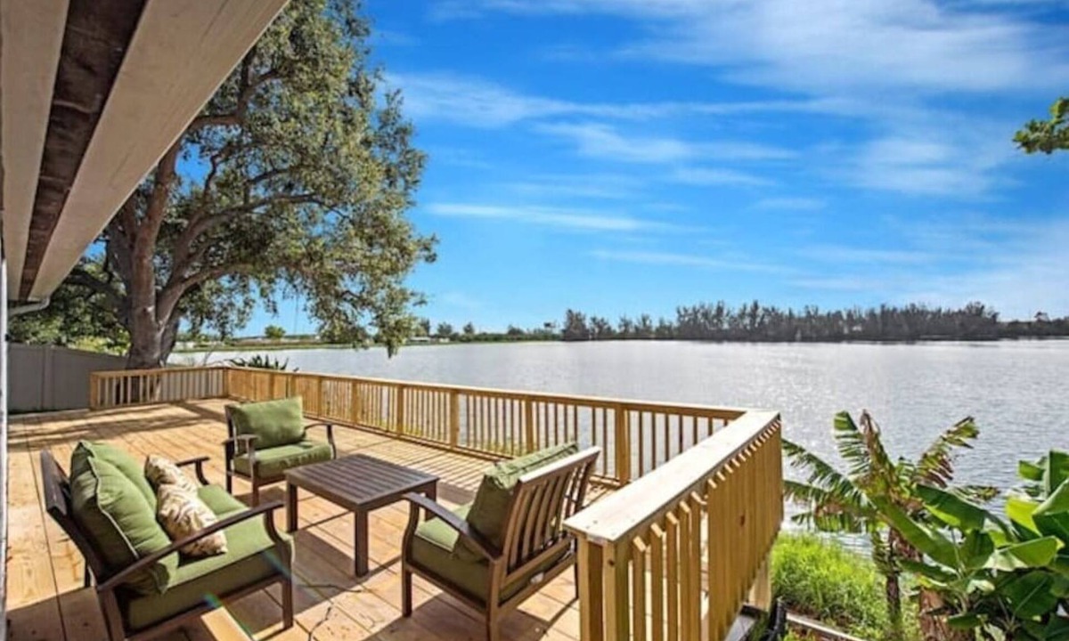 Davie Villa | Lake House 1 in Davie