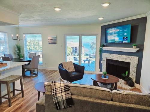 Garland Apartment | Lake living, modern and cozy