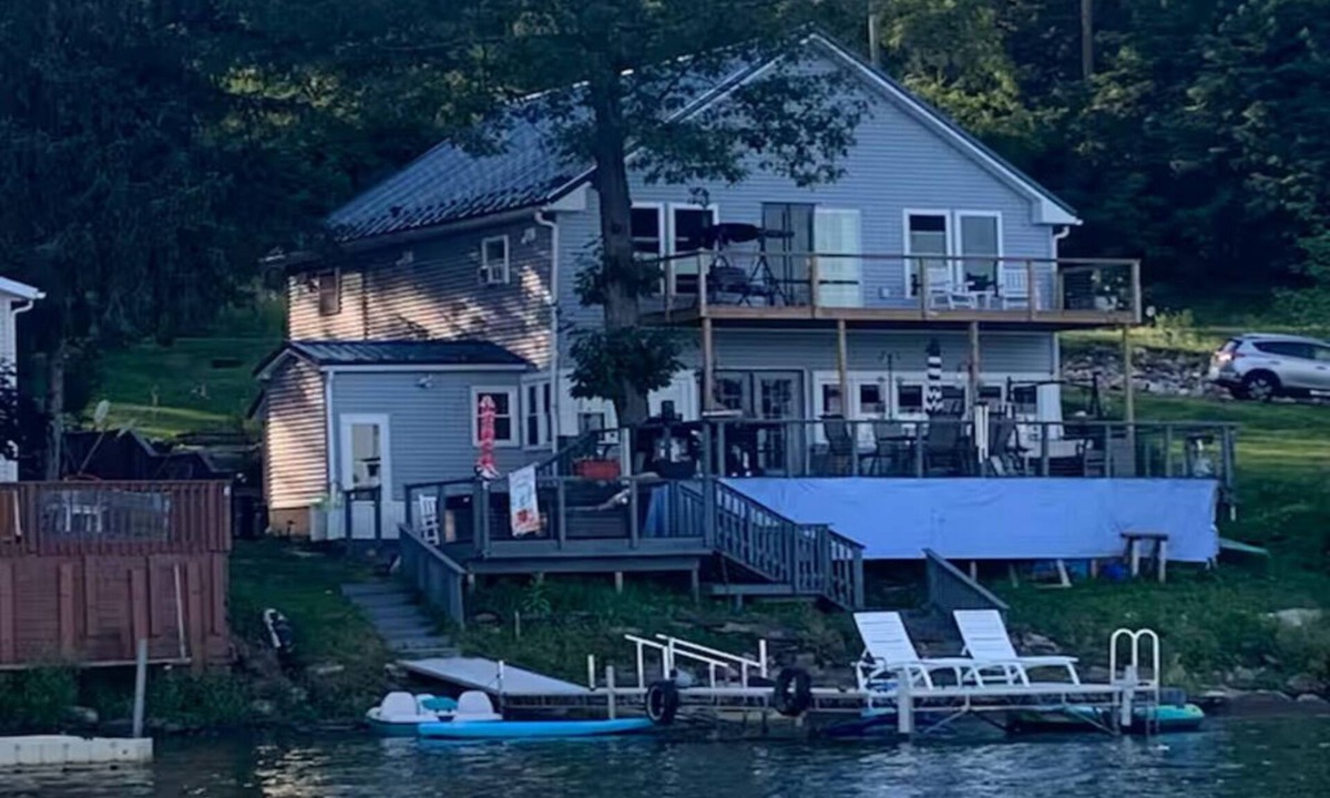Hector Hotel | Lake Spirit-Lakefront-Hot tub-Pet friendly-Boats