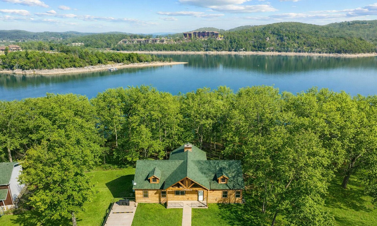 Ridgedale Cabin | Lakefront 6BR Lodge Sleeps 20 Hot Tub 4 Miles to Thunder Ridge