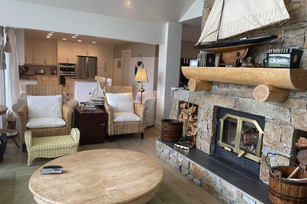 East Kootenay Cabin | Lakefront and Private Dock on Tie Lake