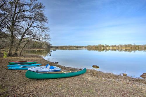 Winnsboro House | Lakefront Cabin w/2 Lofts, Boats on 4 Acres
