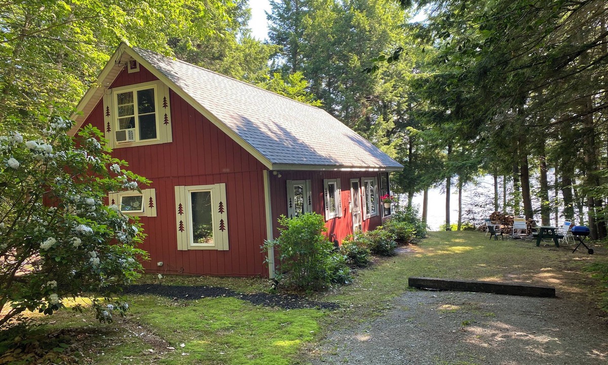 Hartland Cottage | Lakefront Cottage