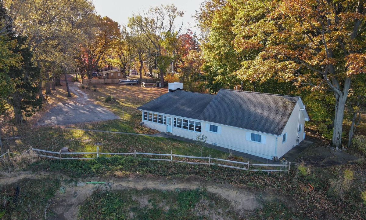 Lake City House | Lakefront Escape on Erie’s Edge | 20 minutes to Presque Isle | Pet Friendly!