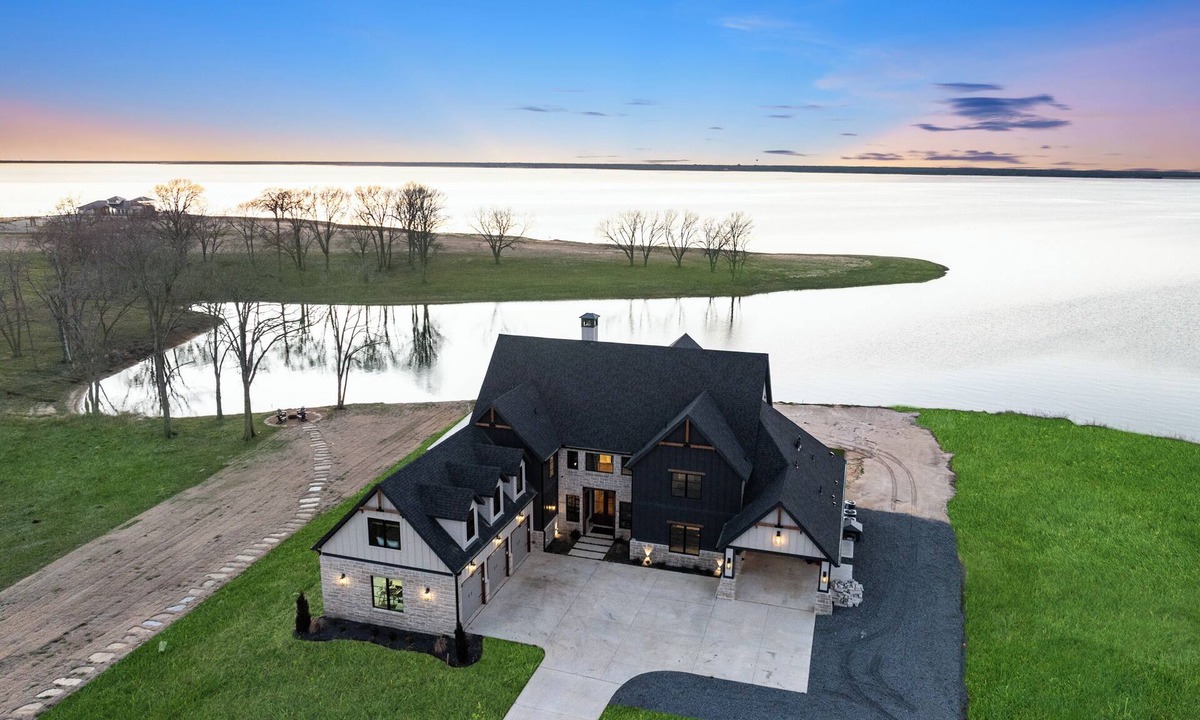 Honey Grove House | Lakefront Estate, Sleeps 12, Massive Bunkroom, and Pickleball Court.