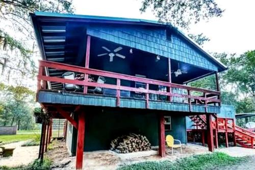 Jefferson House | Lakefront Family Cabin with Jacuzzi, Fire Pit and Yard in Texas