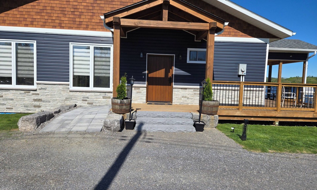 Roseneath House | Lakefront Home With Wheelchair Access, Private Boat Launch, Clean and New