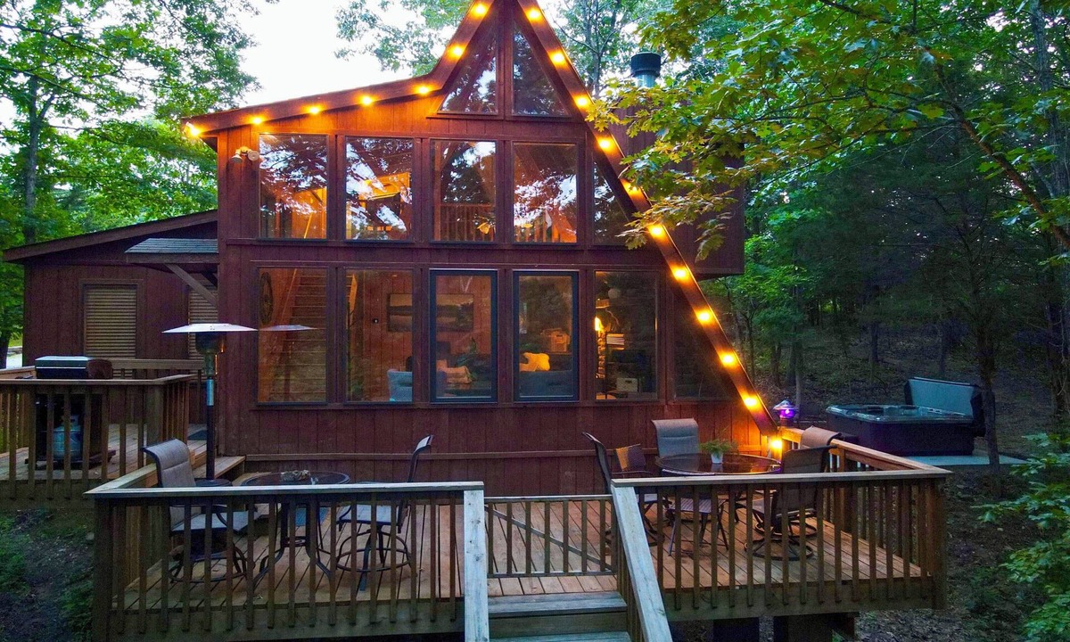 Innsbrook Cabin | Lakefront Innsbrook Chalet: Hot Tub & Barrel Sauna