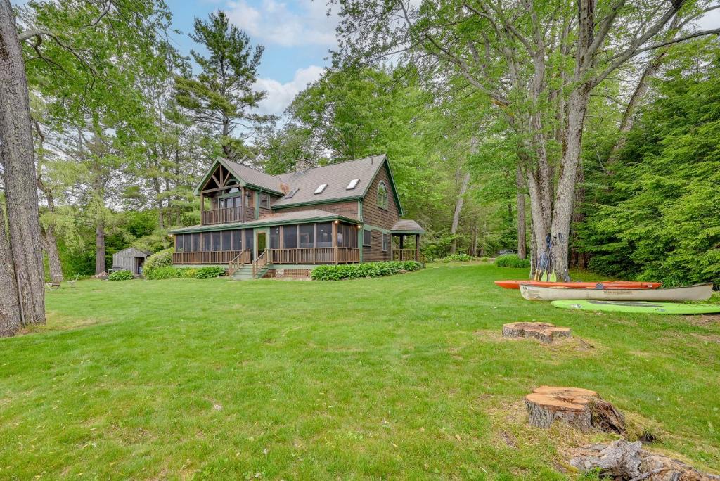 Westhampton House | Lakefront Westhampton Cabin w/Beach + Kayaks!