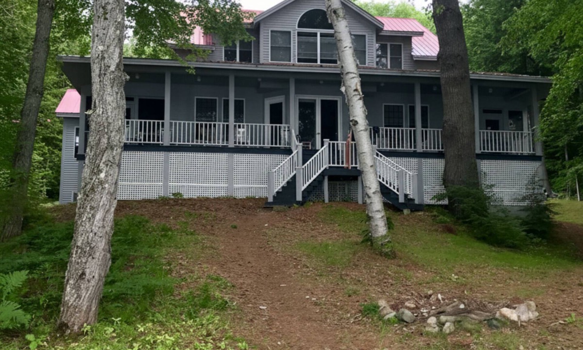 Oxford House | Lakeside 8-bedroom Retreat on Thompson Lake in Otisfield, Maine