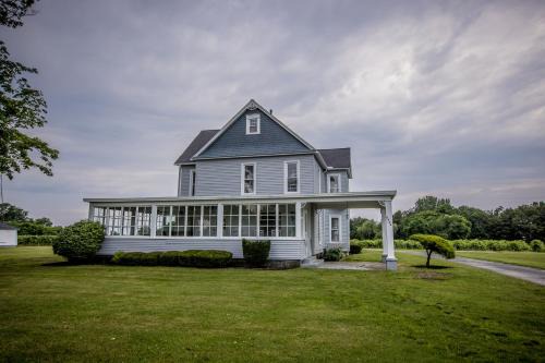 North East House | Lakeside Vineyard Farmhouse
