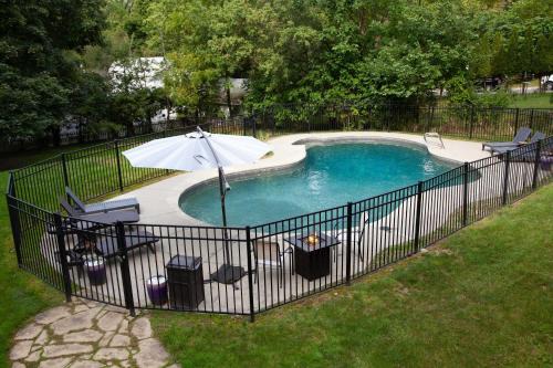 South Main Street House | Lakeview on Main Pool Fire Pit and Walkable