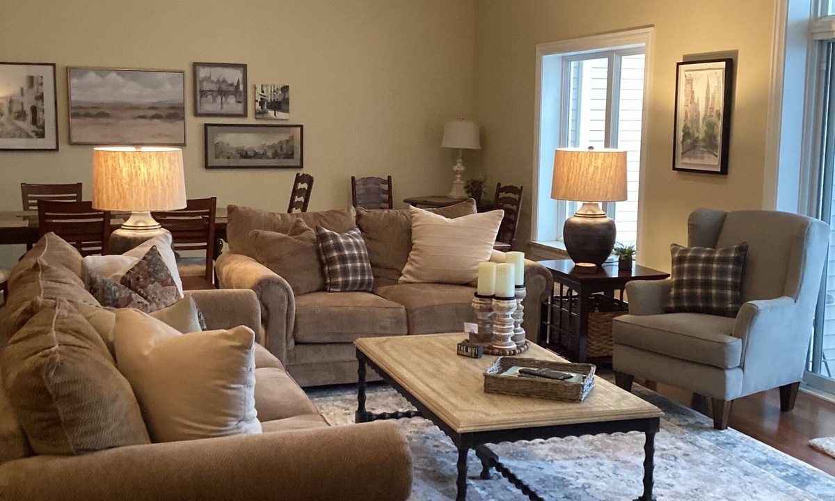 Geneva-on-the-Lake Condo | LAKEVIEW PENTHOUSE 406 3br/2.5bath. Rent 4 get 5th free ask!- 2 king bed suites