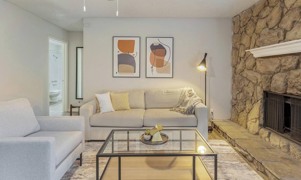 Denton Apartment | Landing | Beautiful 2BD, Gym, Courtyard