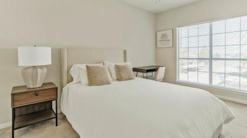 Southbelt/Ellington Apartment | Landing Modern 1BD Pool Clubhouse