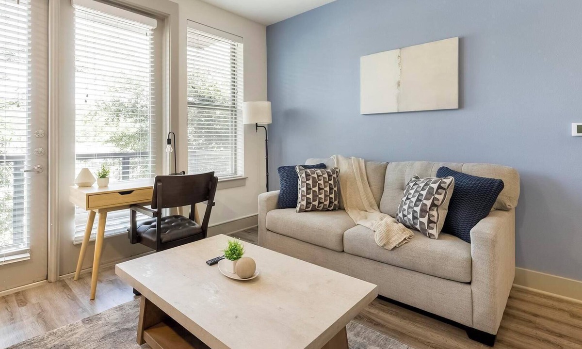 West Dallas Apartment | Landing | Modern Studio in Kessler Park