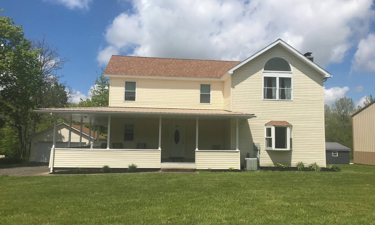 Albion House | Large Country home near Lake Erie, fishing, beaches, skiing, golf & more.