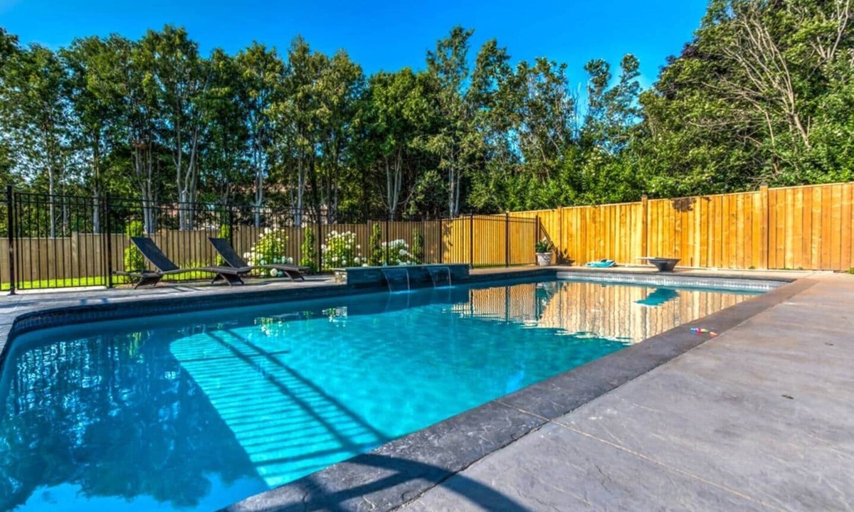 Port Weller West House | Large Heritage Villa with pool central location