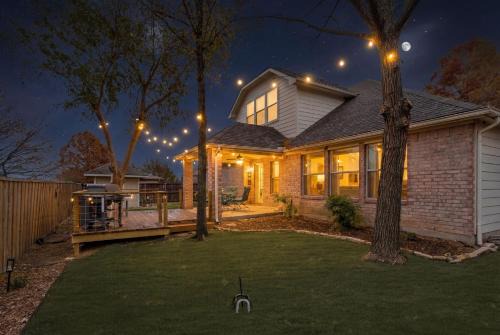 Allen House | Large Luxury 4-BR Home EPIC GameRoom! Lighted Deck & Grill!