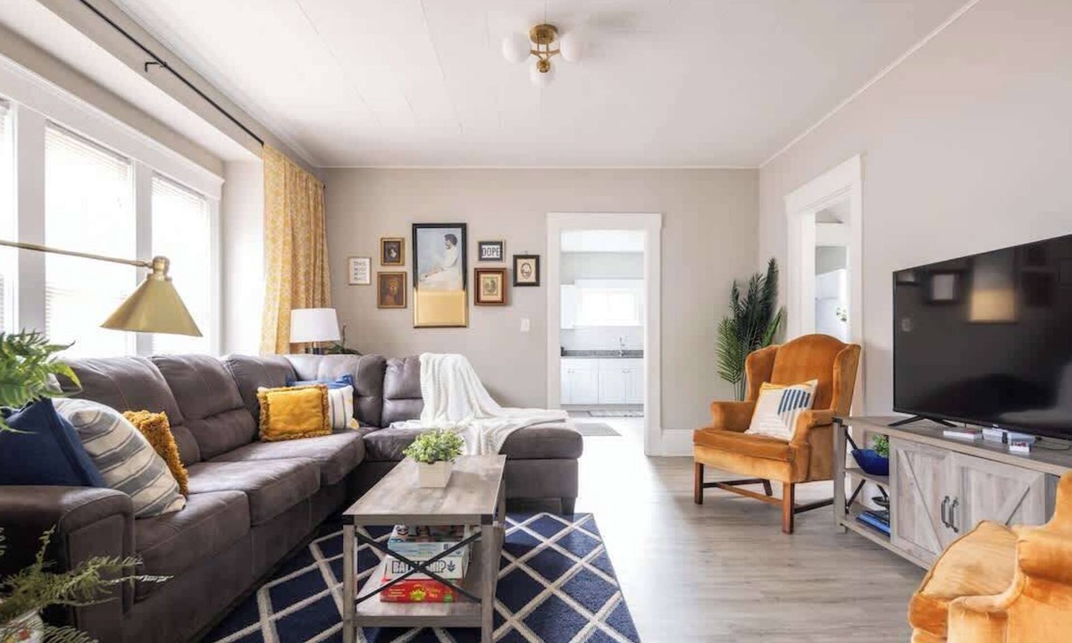 Detroit - Shoreway House | Large Renovated 4 Bedrooms! 9 min to Downtown CLE