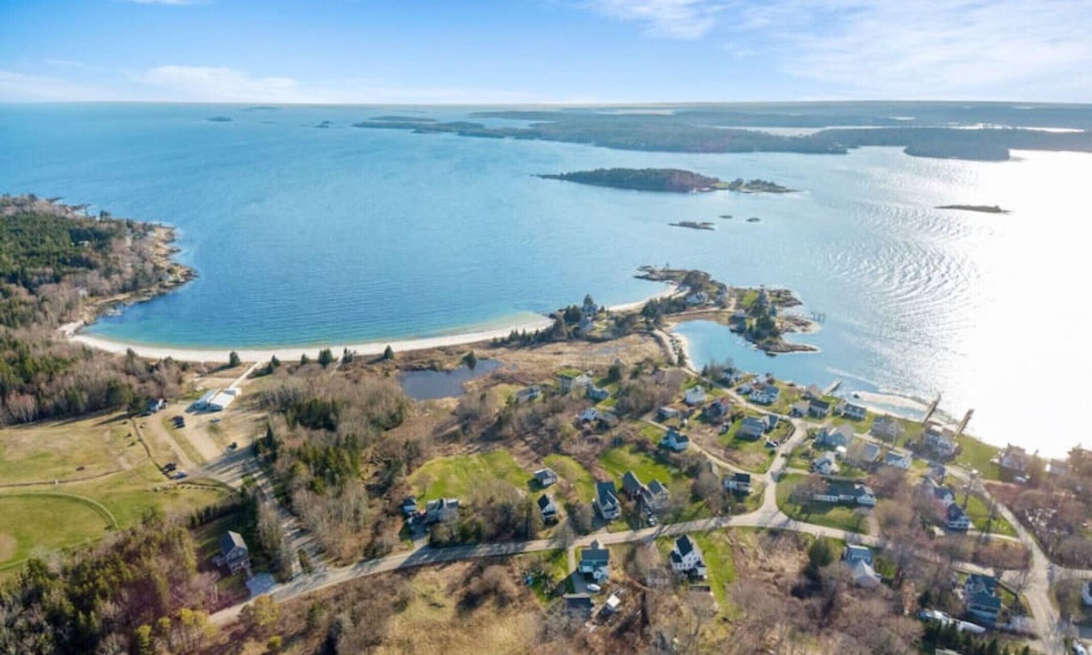 Pemaquid Beach House | Laughton House & Cottages: Steps away from Pemaquid Beach!