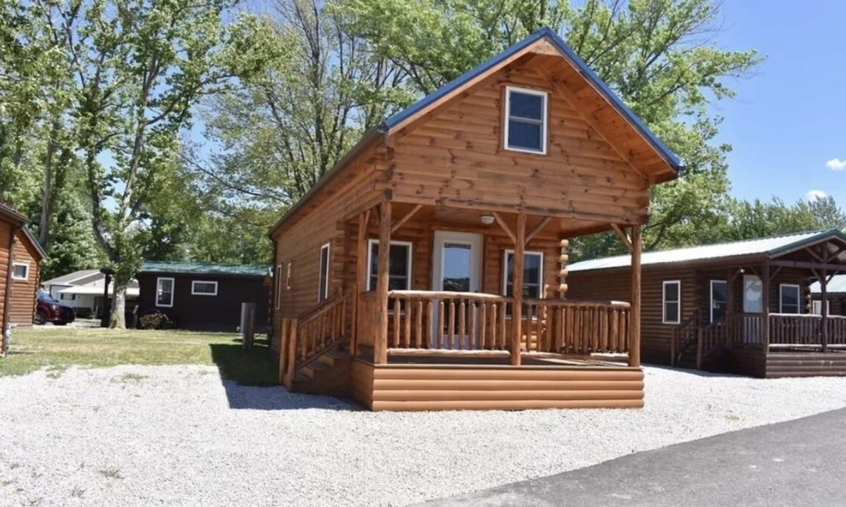 Ashtabula Cabin | Lazy Bear Cabin in between Geneva-on-the-Lake and the Historic Ashtabula Harbor