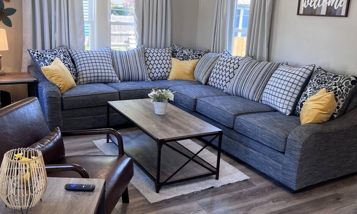 Geneva-on-the-Lake House | Linnys Cozy Cottages "Blue Pearl" 3-bedroom house on the strip in GOTL, spire