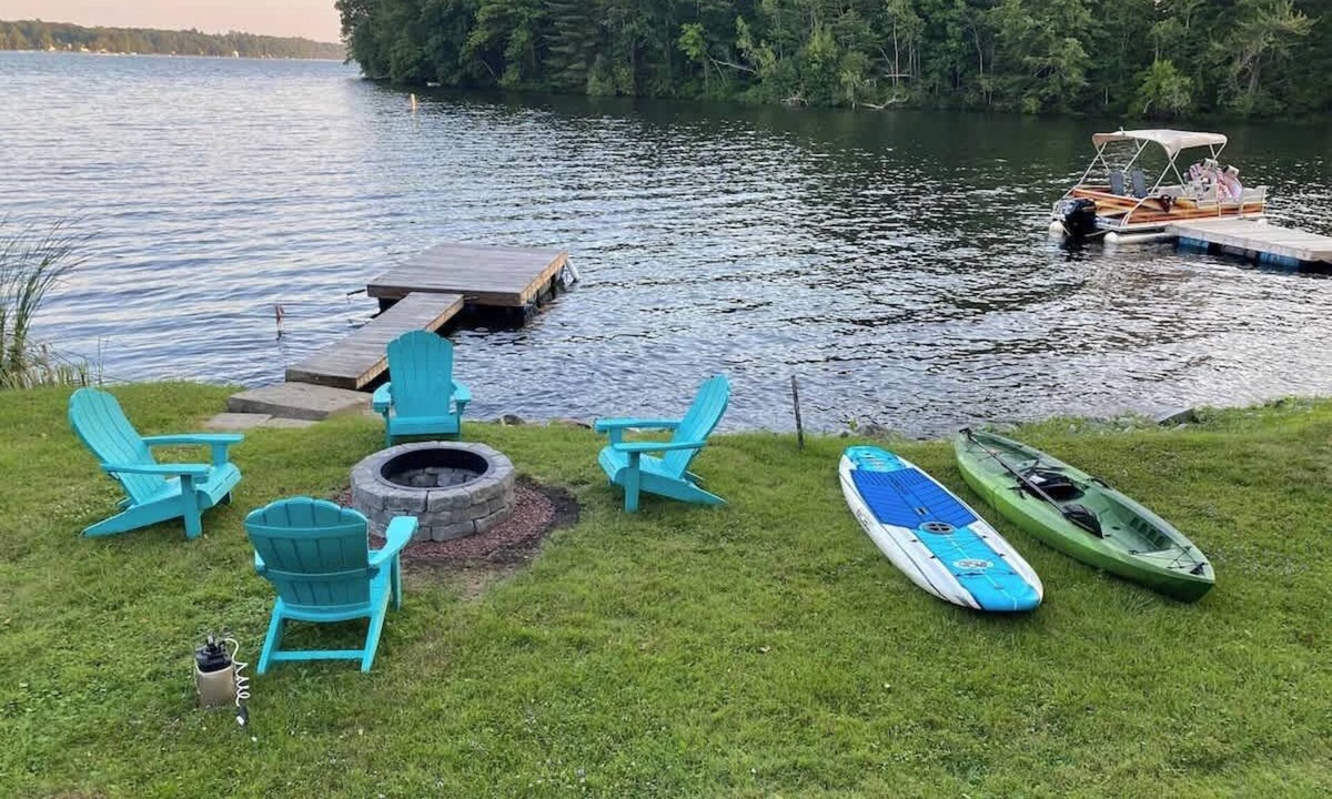 Winthrop Cabin | Little Landing Cottage | Lakefront · Dock · Kayaks