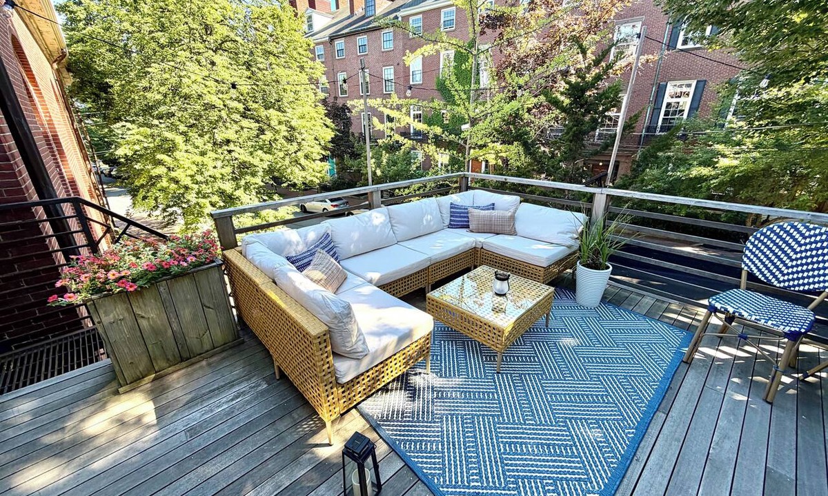 West End Apartment | Location, location! Prime- West End Studio. Walkable to entire city!