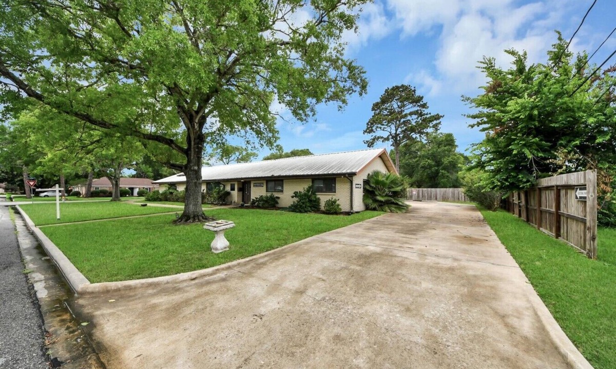Rosenberg House | Lofty Grace Home 2 - Spacious 4BR Home